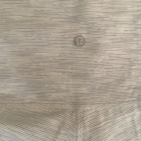 lululemon athletica Wunder Under legging, flattering, nice detail - Picture 6 of 9